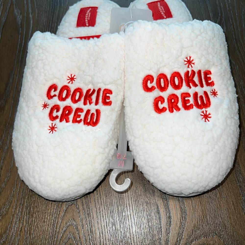 Wondershop White Cookie Crew Slippers  women’s size medium (7/8)